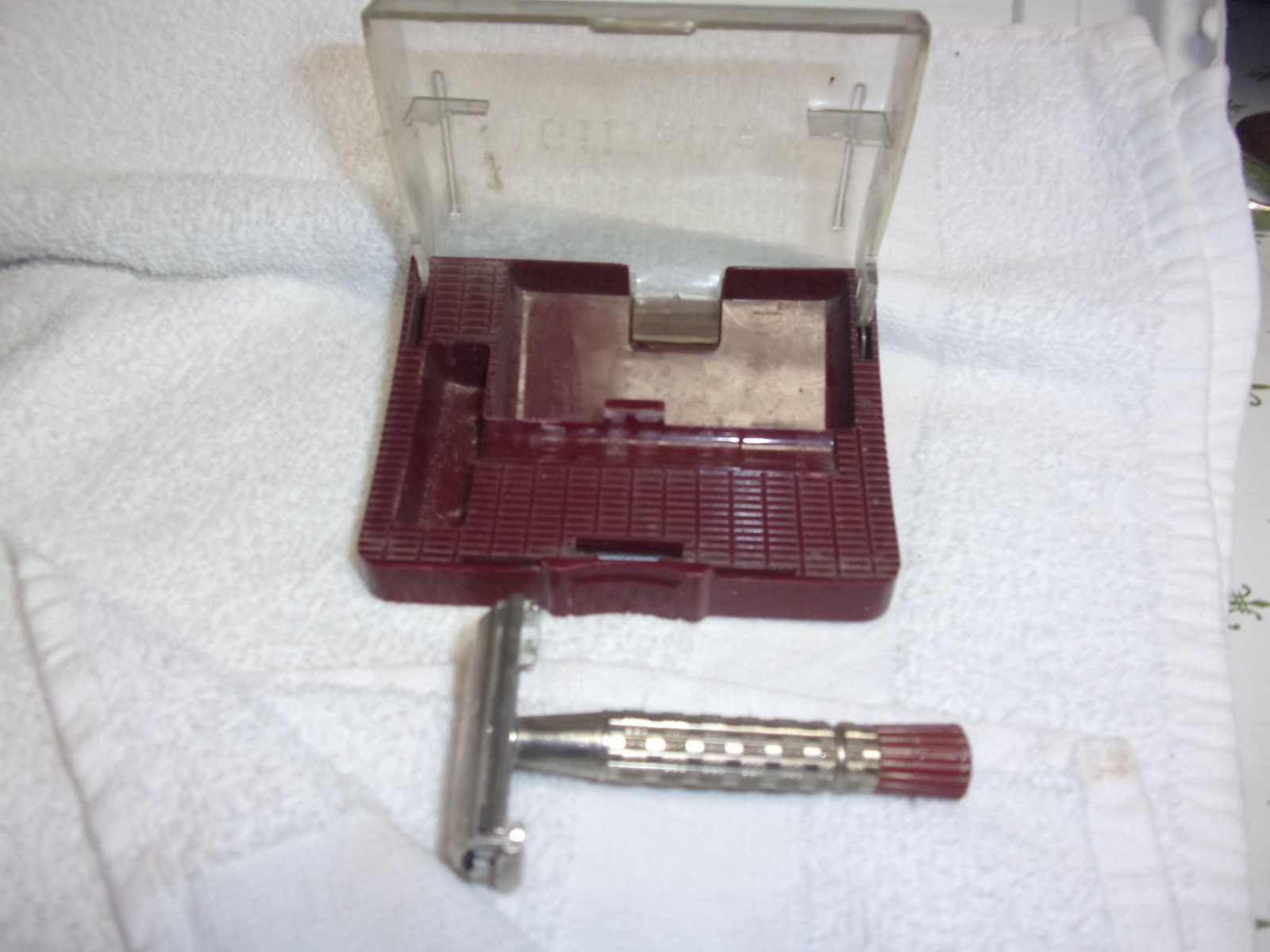 Vintage gillette double edge razor red handle in case Vintage gillette double edge razor red handle in case