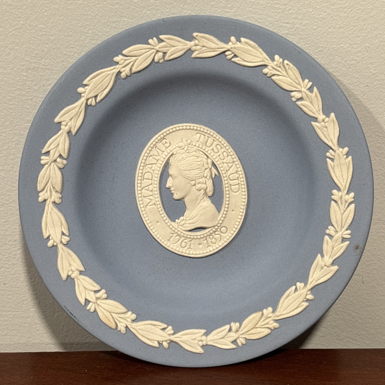 Blue Wedgwood Jasperware Dish Madame Tussaud Crest 1761-1850 England R Blue Wedgwood Jasperware Dish Madame Tussaud Crest 1761-1850 England R