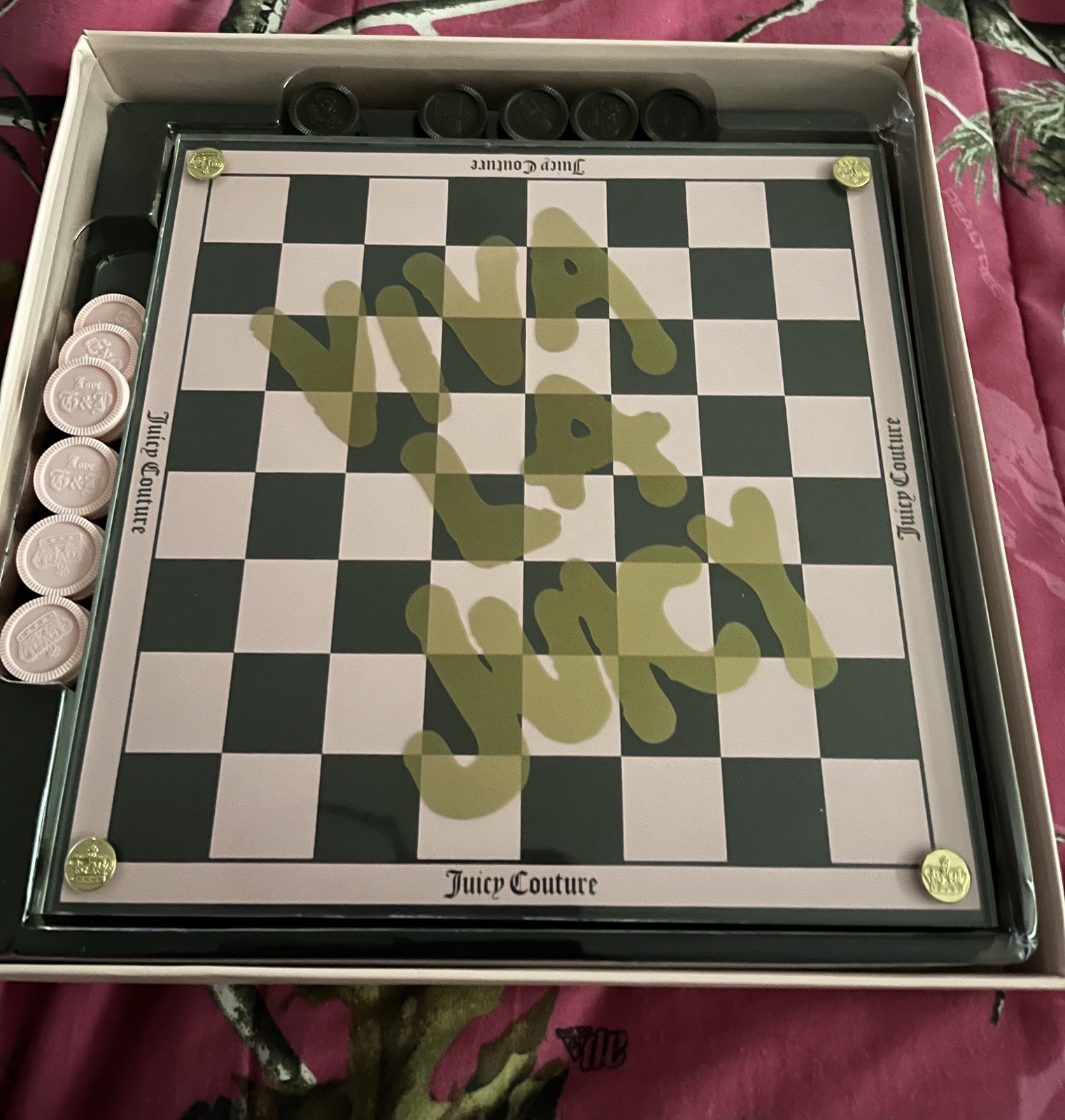 RARE JUICY COUTURE CHECKERS SET ( SHIPPING INCLUDED) RARE JUICY COUTURE CHECKERS SET ( SHIPPING INCLUDED)