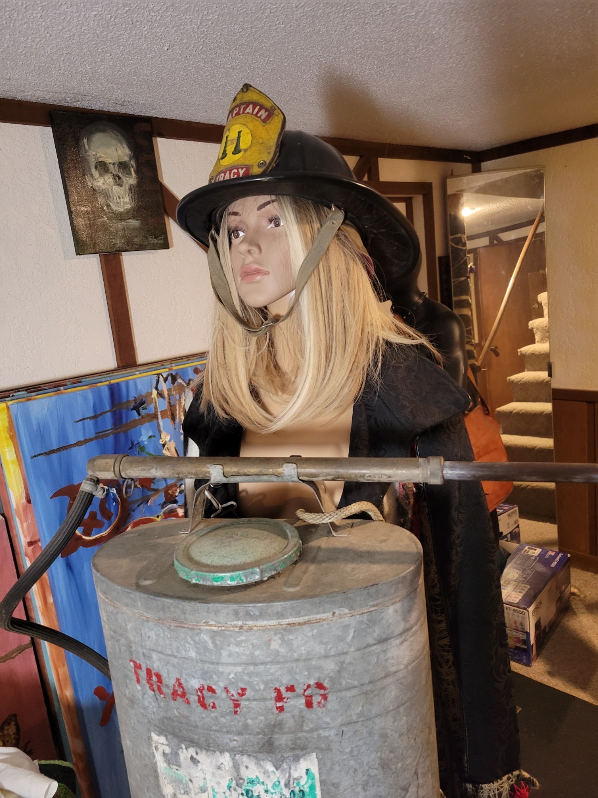 Cairns and Brothers Captain Firefighter helmet Size M, Fire Pump Extinguisher Cairns and Brothers Captain Firefighter helmet Size M, Fire Pump Extinguisher
