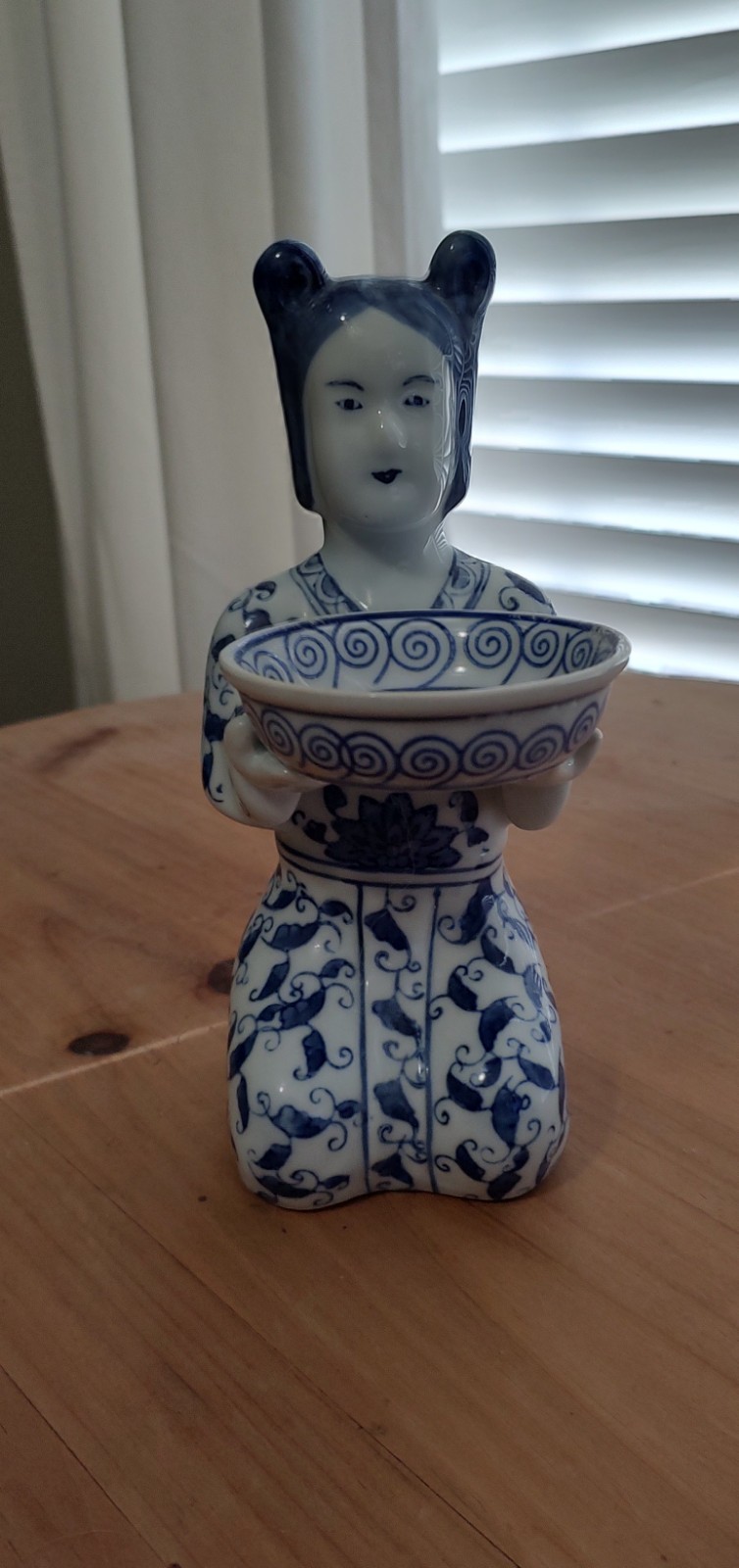 Oriental Kneeling Lady Figure 8.5\