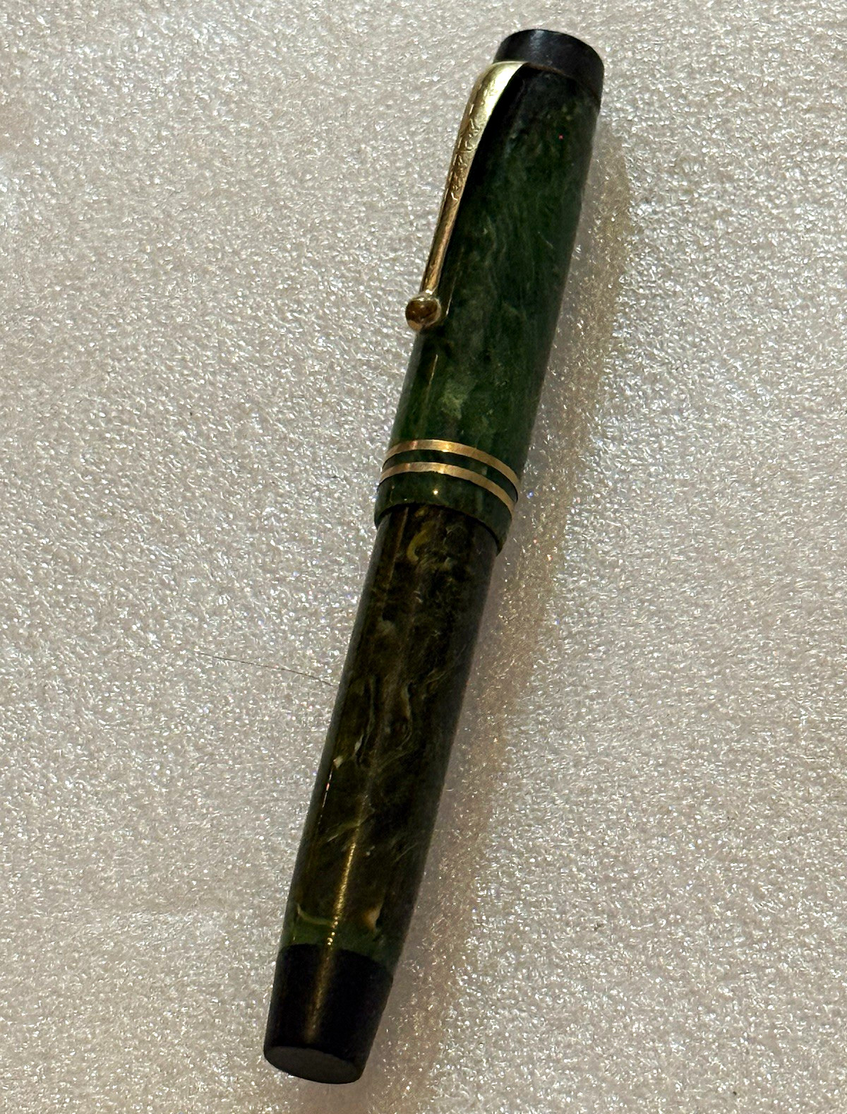 Parker Vintage Green Marbled Fountain Pen, 14K Medium Nib, Gold Trim Parker Vintage Green Marbled Fountain Pen, 14K Medium Nib, Gold Trim