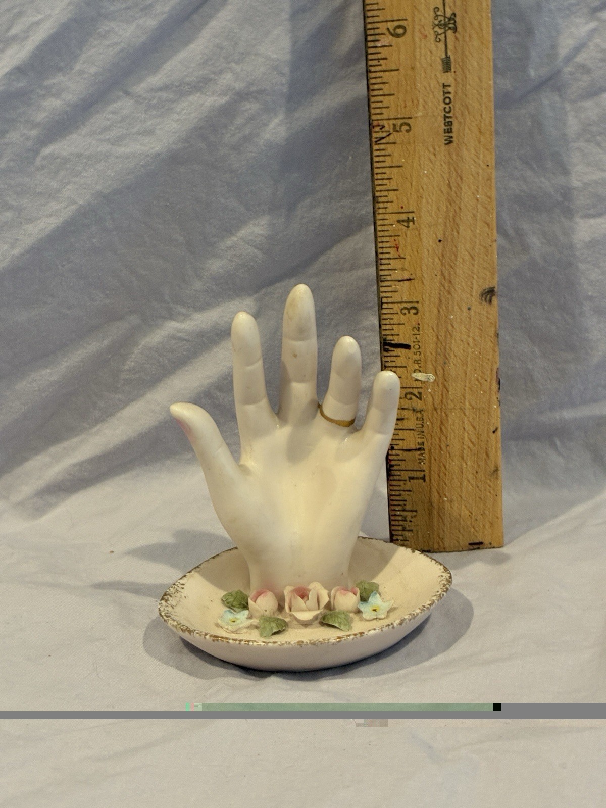 Vintage Lady’s Hand Figurine Vintage Lefton 1444 China Ring Holder. Vintage Lady’s Hand Figurine Vintage Lefton 1444 China Ring Holder.