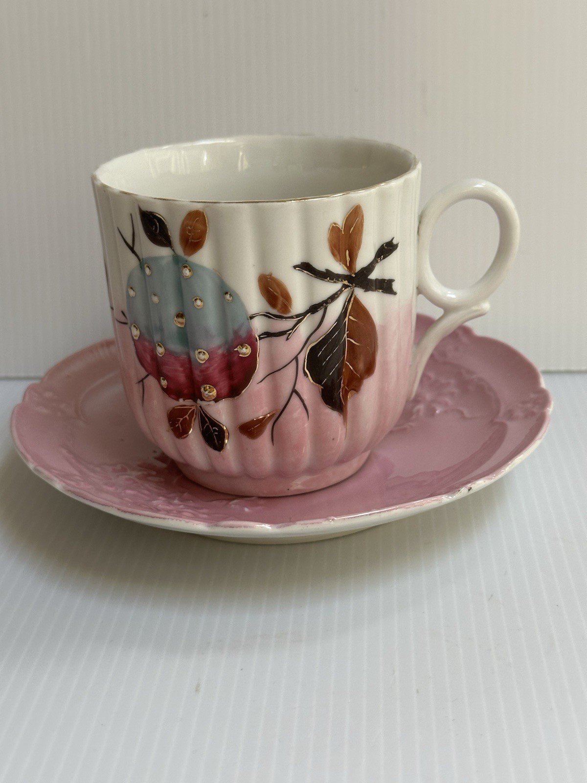 ANTQ 1890s VICTORIAN PINK RIBBED LUSTERWARE COLLECTIBLE CUP AND SAUCER UNMARK ANTQ 1890s VICTORIAN PINK RIBBED LUSTERWARE COLLECTIBLE CUP AND SAUCER UNMARK