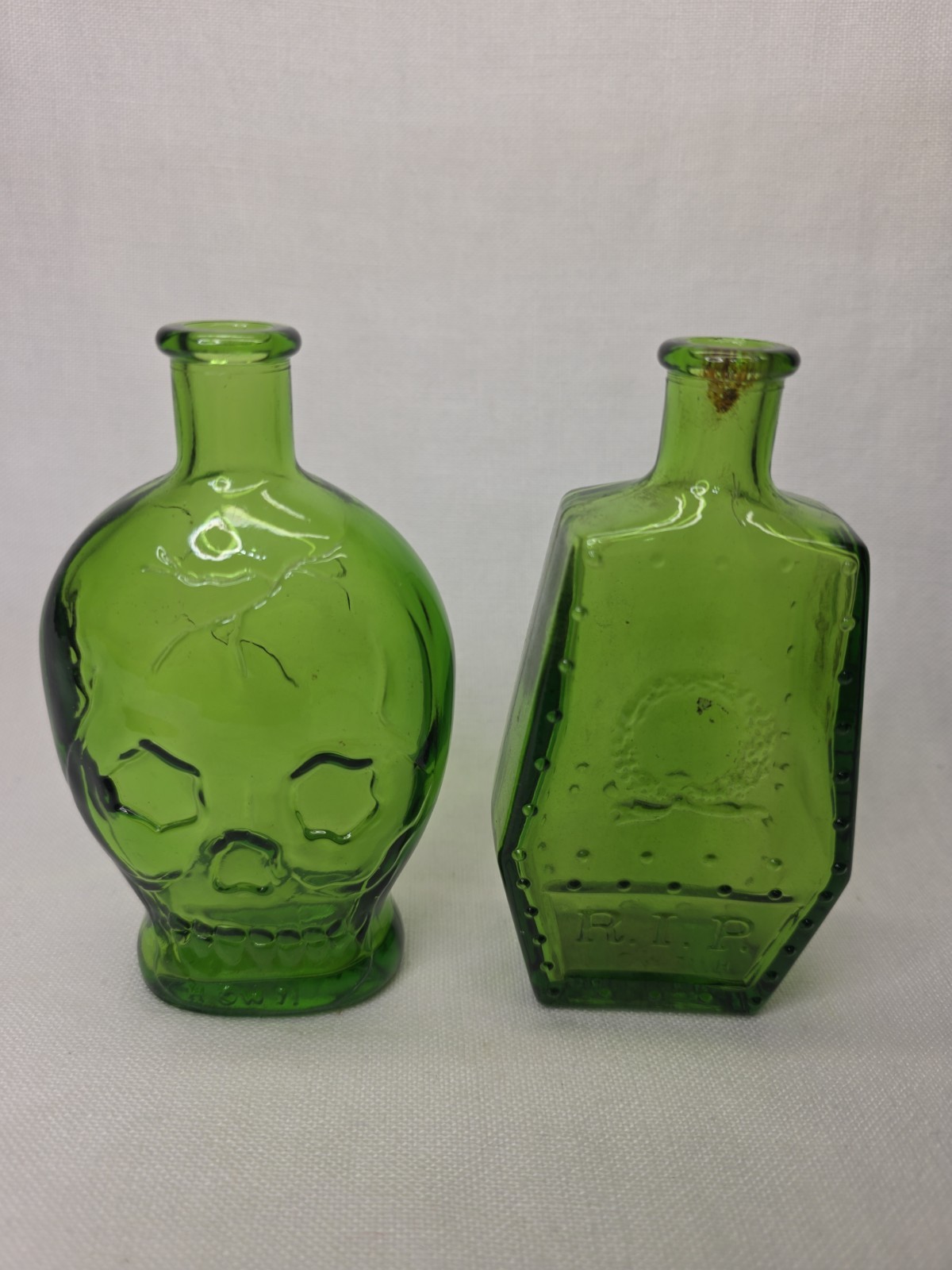 2 VINTAGE WHEATON GREEN SKULL & COFFIN GLASS BOTTLE POISON CASKET 2 VINTAGE WHEATON GREEN SKULL & COFFIN GLASS BOTTLE POISON CASKET