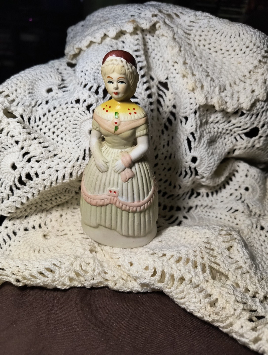 Vrg. Victorian style lady figurine bell Vrg. Victorian style lady figurine bell