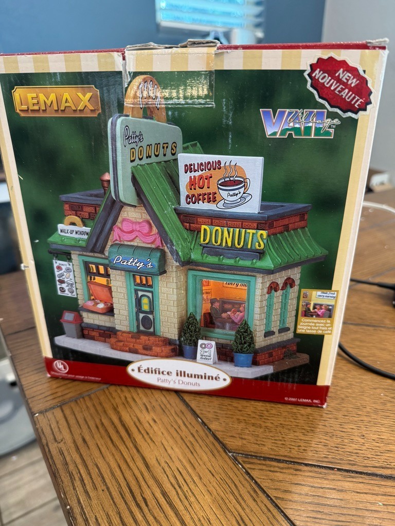 Lemax Vail Village - Patty's Donuts Lemax Vail Village - Patty's Donuts