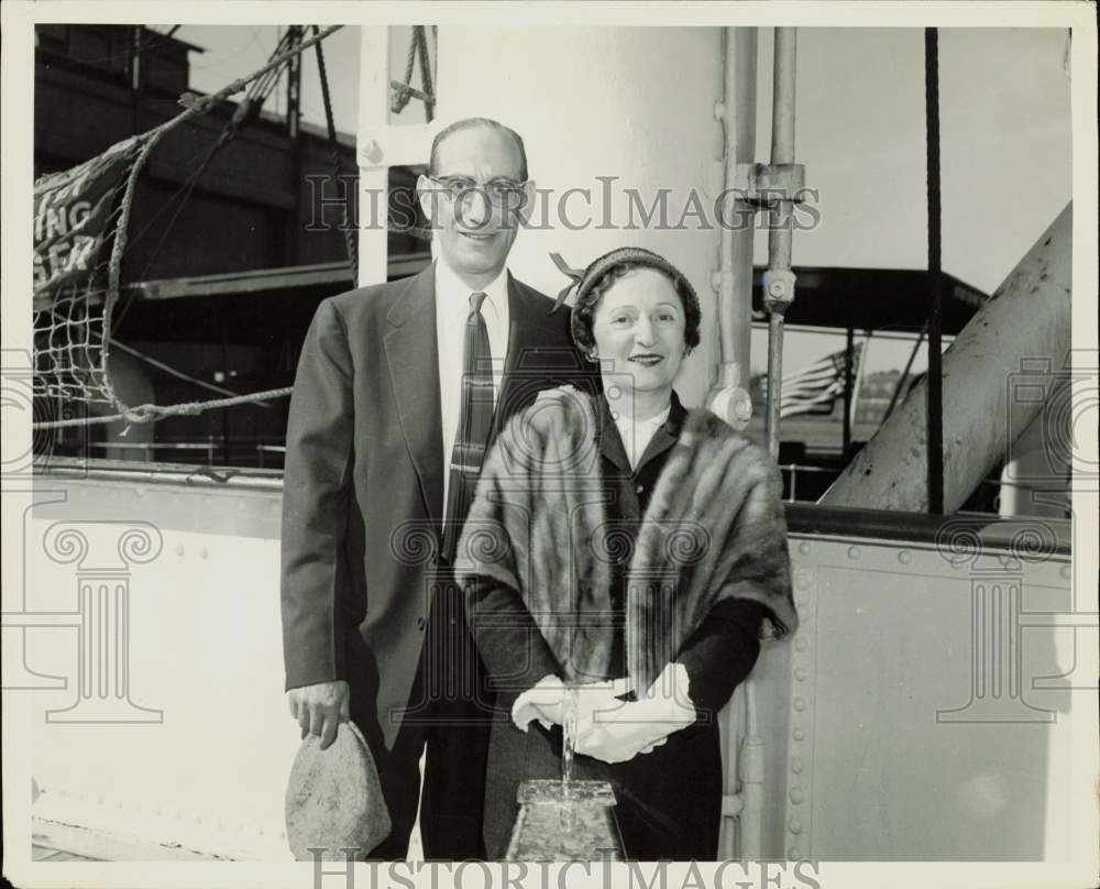 1957 Press Photo Mr. & Mrs. Sanford Folkman aboard Grace Line\'s Santa Rosa Ship