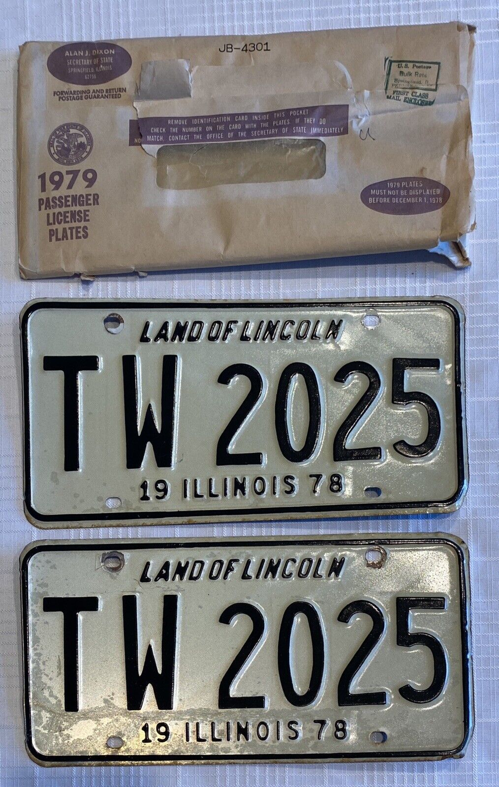 Vintage 1979 Illinois LAND OF LINCOLN License Plate Pair Original Paper Envelope