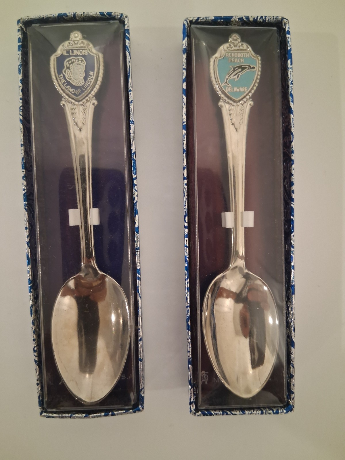 Lot of 2 Vintage US State Souvenir Collector Spoons - Illinois & Delaware NIB Lot of 2 Vintage US State Souvenir Collector Spoons - Illinois & Delaware NIB