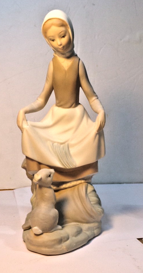 LLADRO Porcelain Figurine RABBIT'S FOOD Girl with Bunny #4826 DAMAGED LLADRO Porcelain Figurine RABBIT'S FOOD Girl with Bunny #4826 DAMAGED