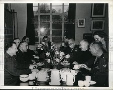 1943 Press Photo Archbishop Francis J Spellman of NY in England with Officials picture
