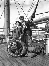 ANTIQUE GLASS PLATE NEGATIVE: Passengers on SS München, Man w/Camera in Buoy picture