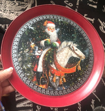 Vrg SUNRISE LYNN BYWATERS Xmas VICTORIAN SANTA Tin Litho SERVING TRAY LG Round A picture
