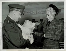 1947 Press Photo General Lucius Clay Welcomed by Wife, New Grandson, D.C. picture
