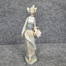 Lladro Genteel European Dutch Girl w/ Tulip Flower Basket Retired Figurine 9.75