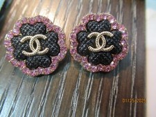 CHANEL 2 BUTTONS 22MM, black,, GOLD tone, metal THIS IS FOR 2 picture