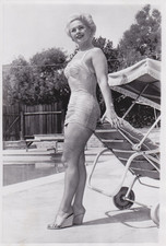 1952 Press Photo Leggy Actress Anne Sterling Models Swimsuit at Swimming Pool picture