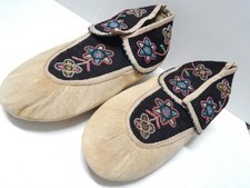 ANTIQUE c1920s WESTERN IROQUOIS INDIAN BEADED MOCCASINS - MINT - NEVER WORN  picture