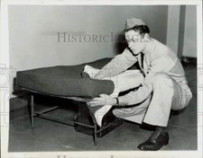 1941 Press Photo An Army recruit tucks the sheet into a neat hospital corner picture